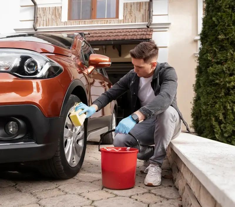 Lavage auto à domicile Esclavolles-Lurey : professionnel intervenant sur un véhicule